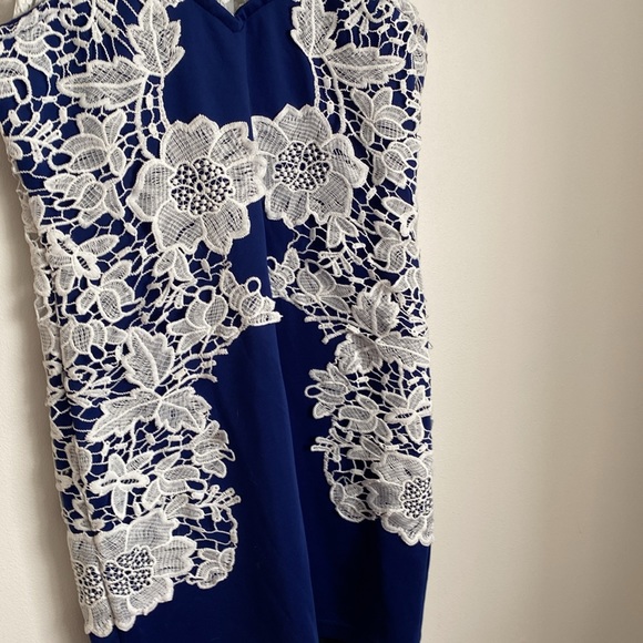 Venus sleeveless Blue and white lace midi dress stretchy. - Picture 6 of 14